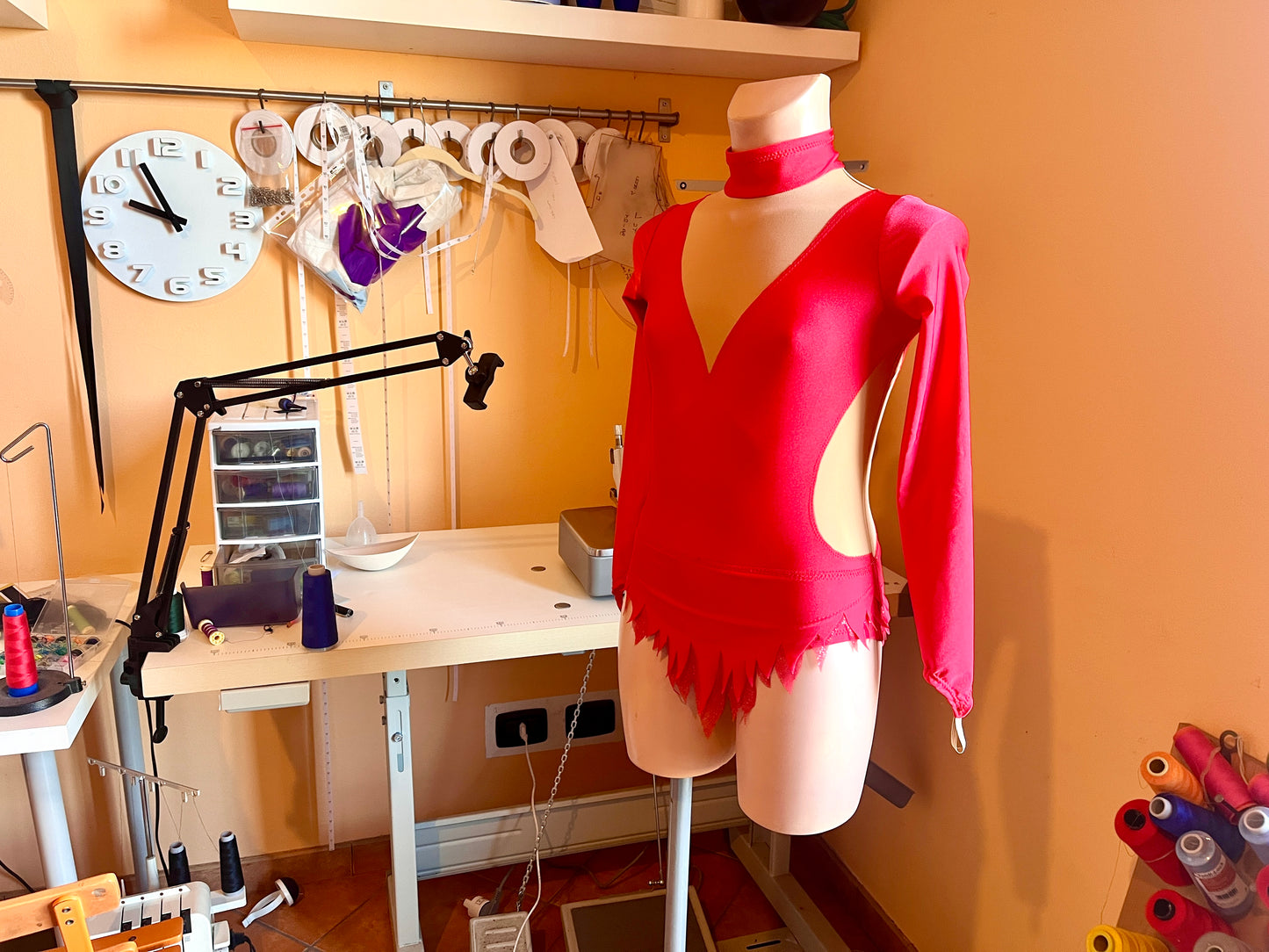 Modello di cucito per body da ginnastica acrobatica | Gonna con collo alto, maniche lunghe e orlo frastagliato | Download immediato