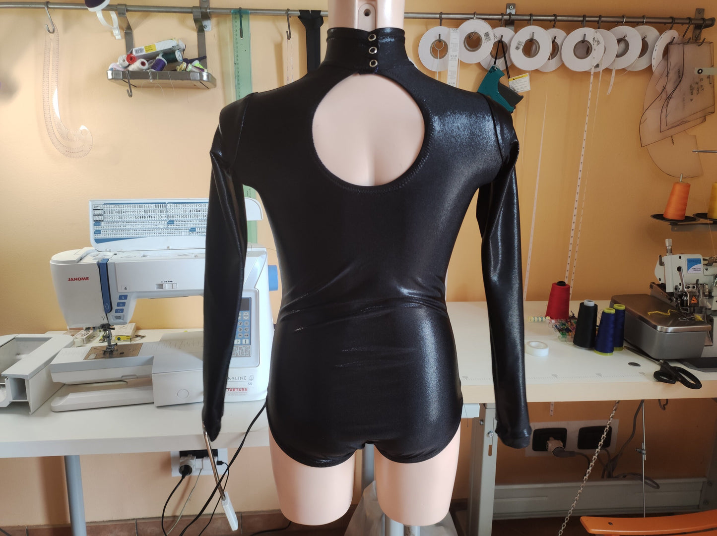 Modello di cucito per body da danza – Body a collo alto con maniche lunghe