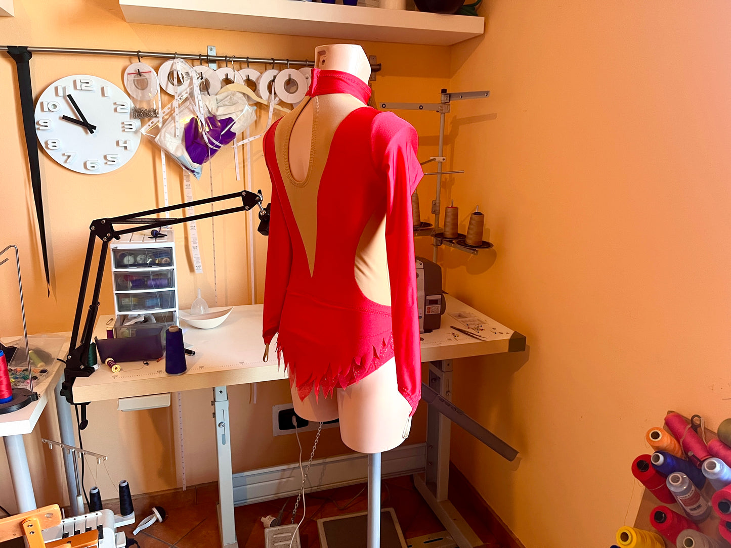 Modello di cucito per body da ginnastica acrobatica | Gonna con collo alto, maniche lunghe e orlo frastagliato | Download immediato