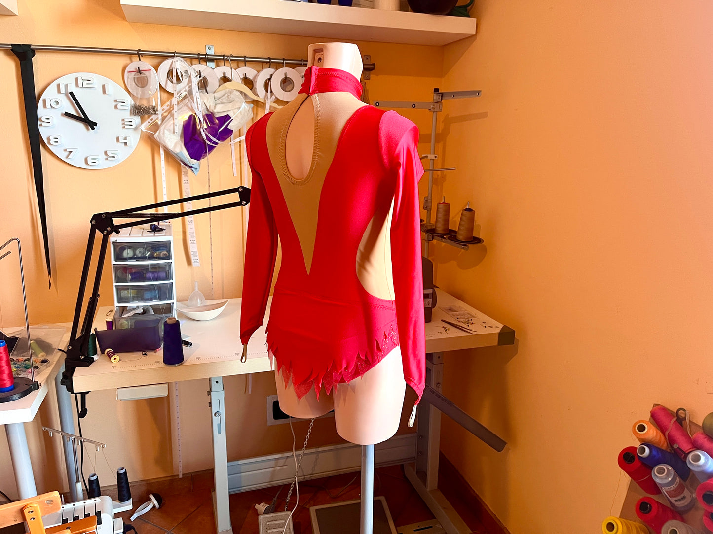 Modello di cucito per body da ginnastica acrobatica | Gonna con collo alto, maniche lunghe e orlo frastagliato | Download immediato