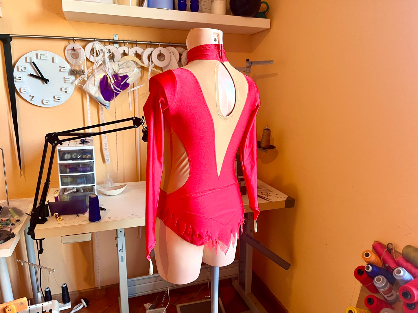 Modello di cucito per body da ginnastica acrobatica | Gonna con collo alto, maniche lunghe e orlo frastagliato | Download immediato