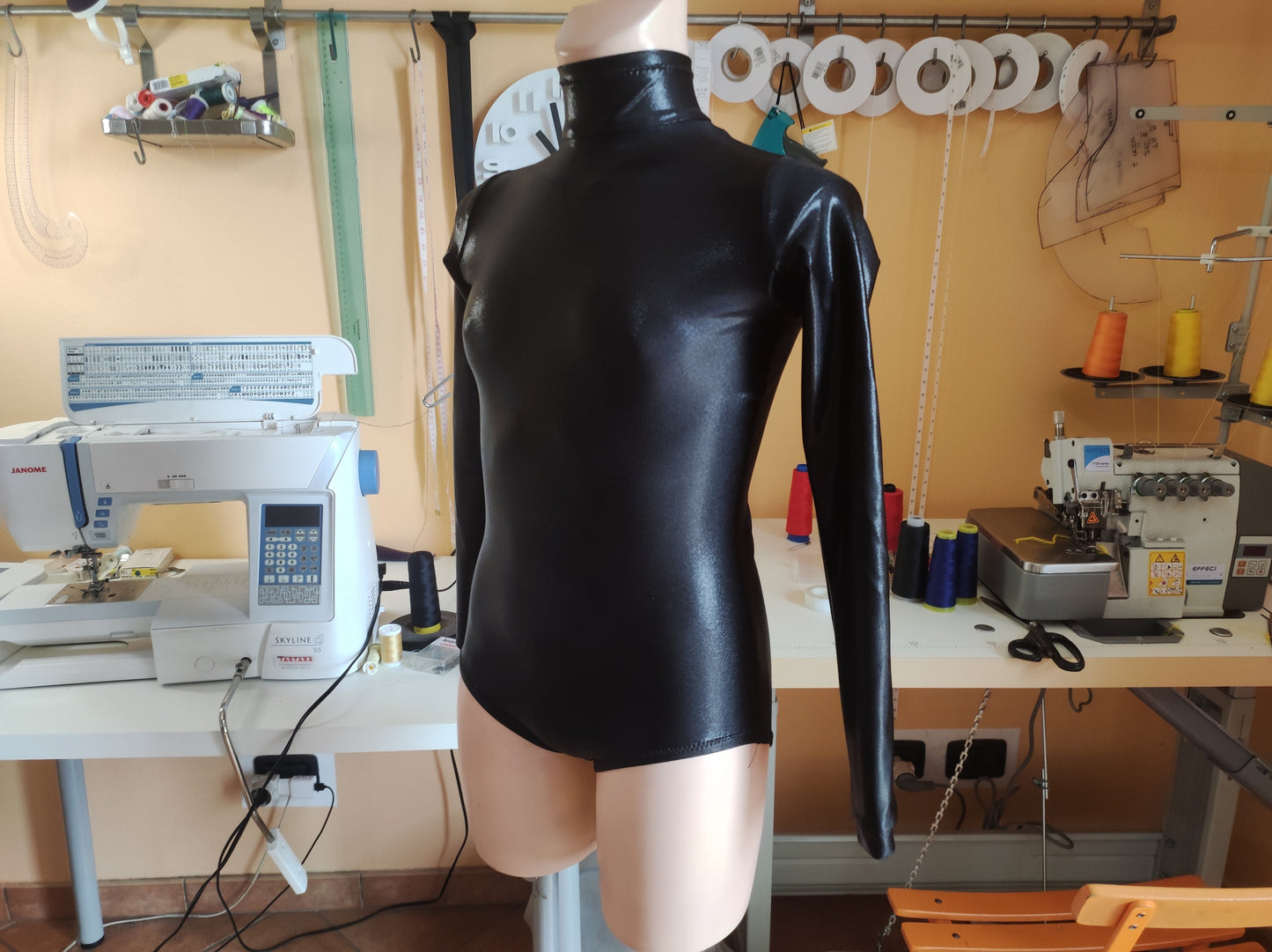 Modello di cucito per body da danza – Body a collo alto con maniche lunghe