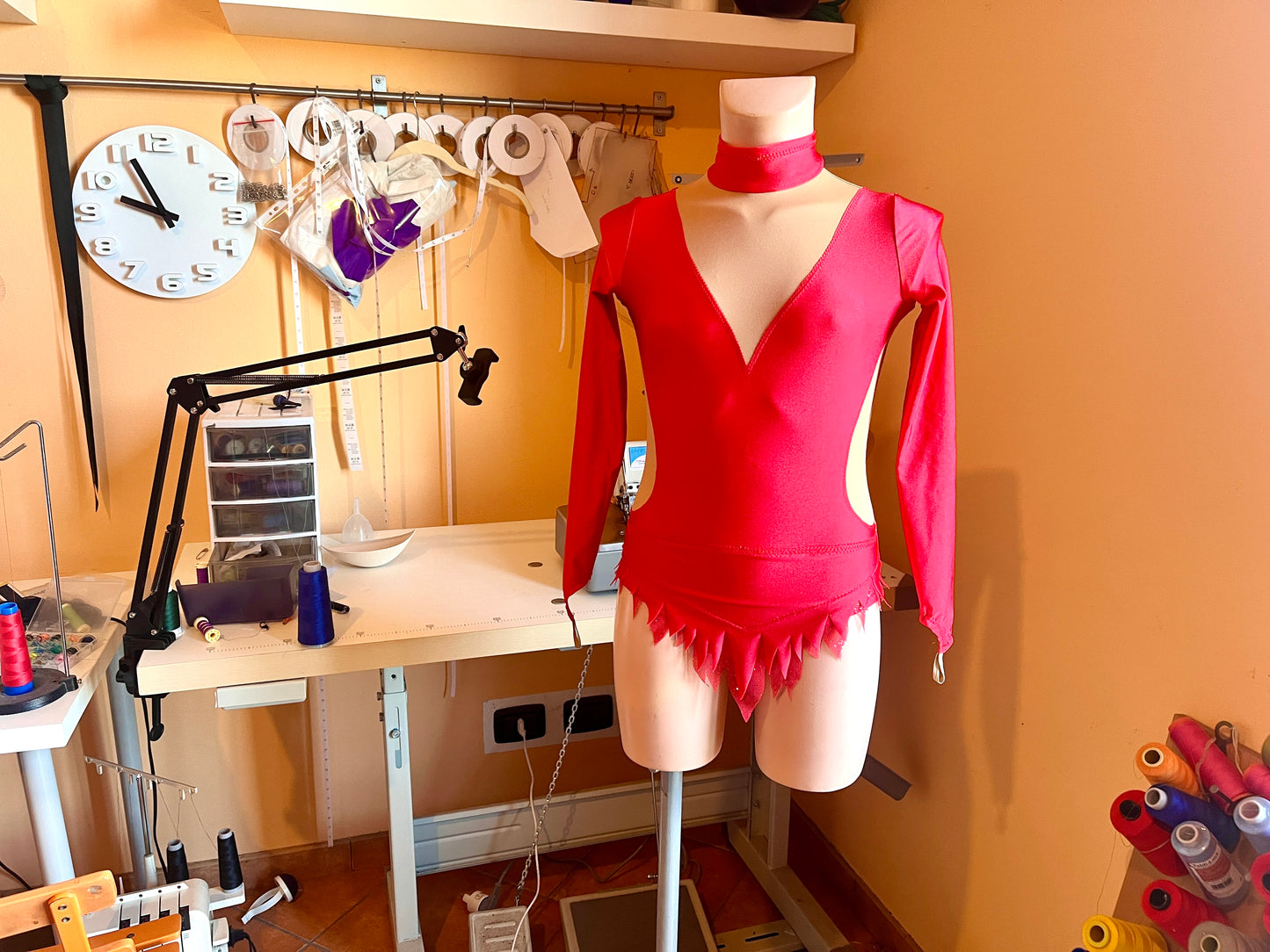 Modello di cucito per body da ginnastica acrobatica | Gonna con collo alto, maniche lunghe e orlo frastagliato | Download immediato