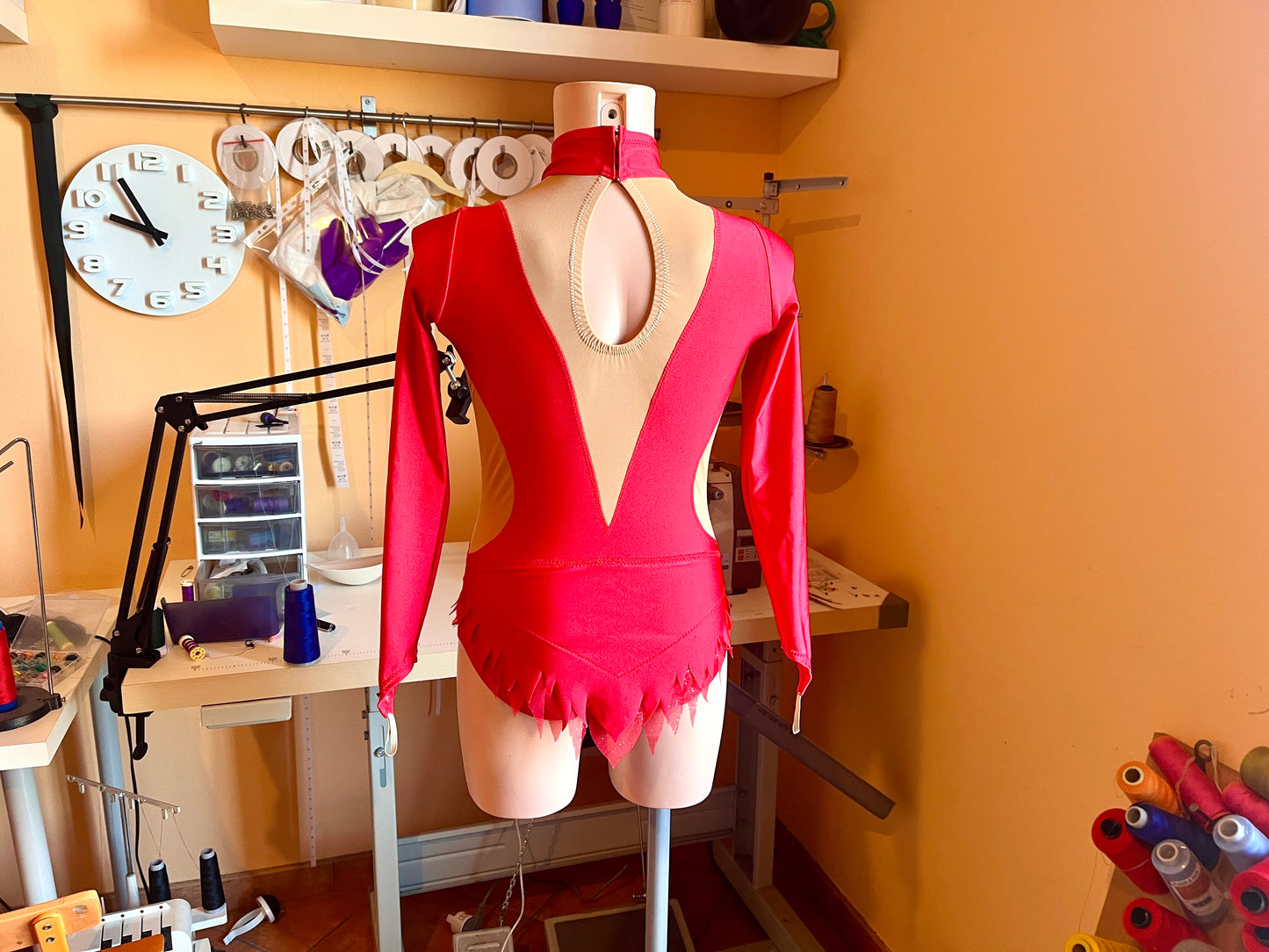 Modello di cucito per body da ginnastica acrobatica | Gonna con collo alto, maniche lunghe e orlo frastagliato | Download immediato