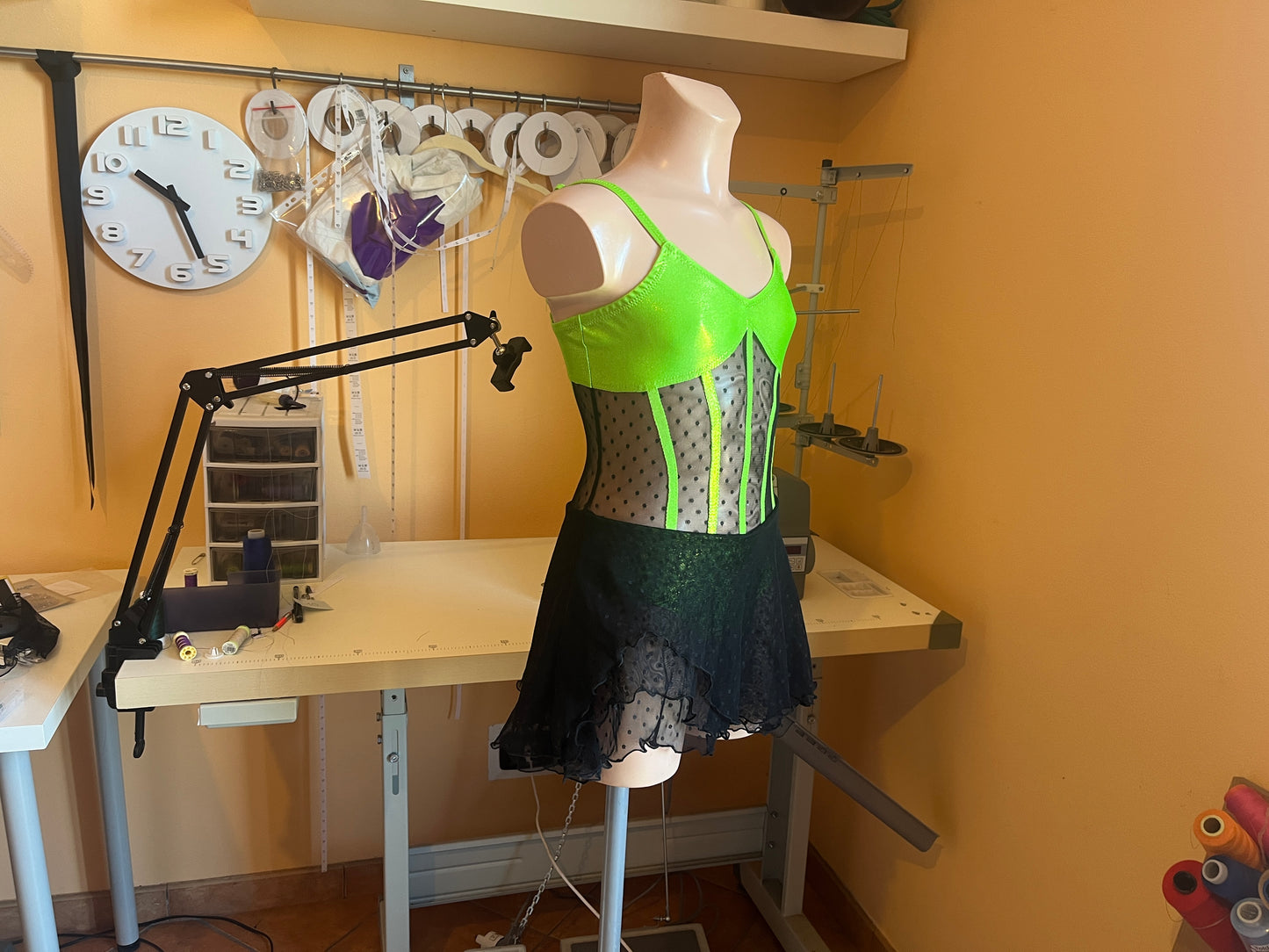 Modello di cucito per abito da ballo e pattinaggio – Gonna a strati con applicazioni sul corpetto – Costume da body avanzato in PDF – Taglie dalla 4 anni alla 2XL – Download immediato