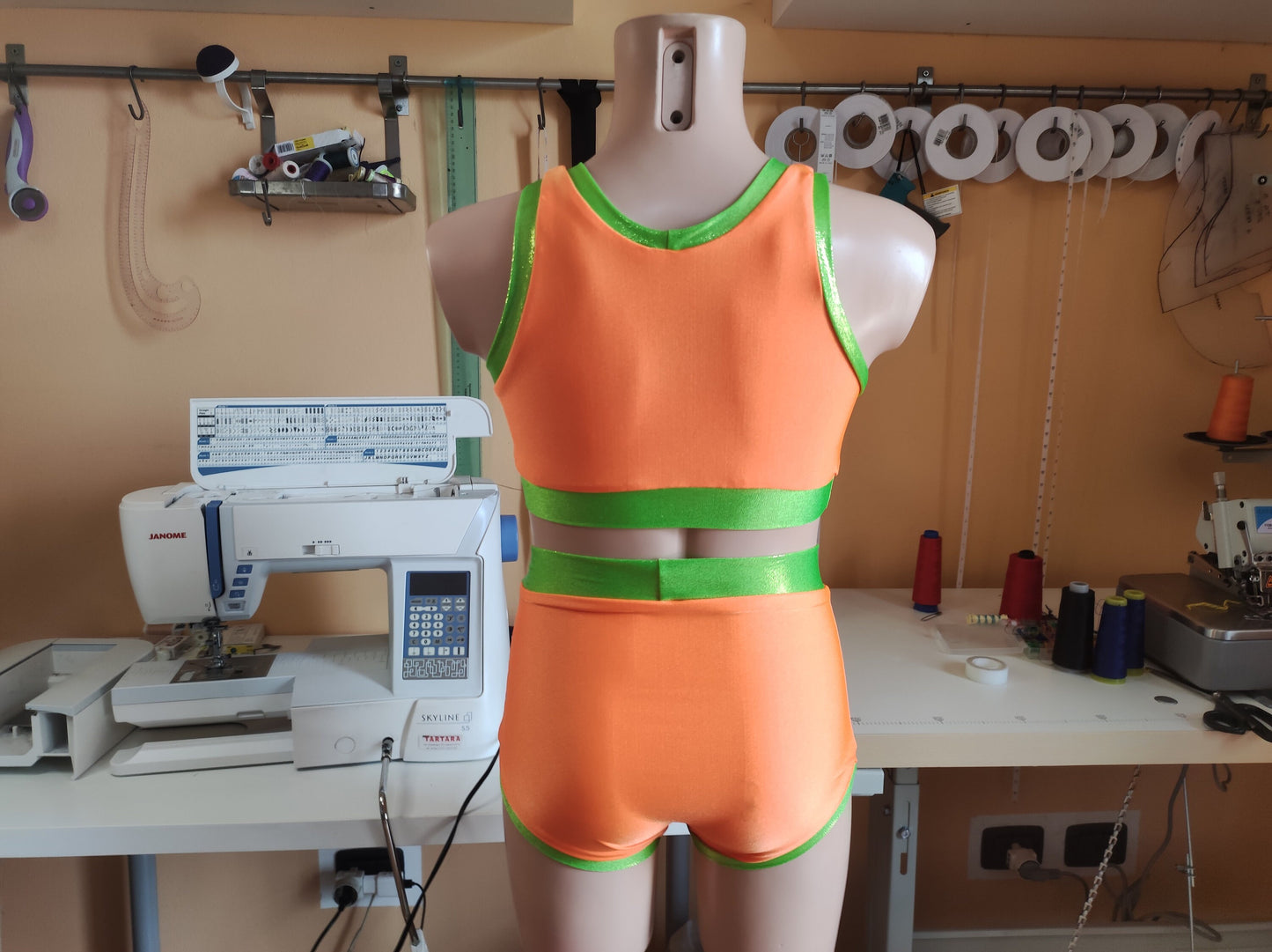 Cartamodello PDF per abito da ballo fai da te per bambina: top con scollo all'americana e pantaloncini a vita alta