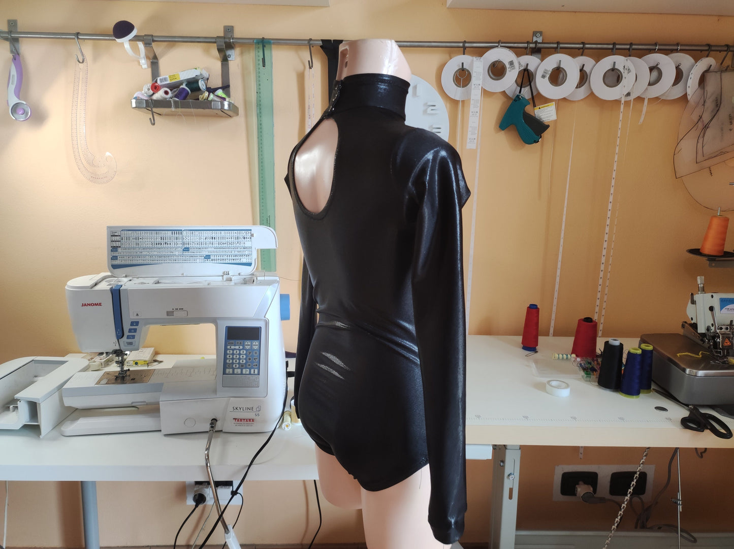 Modello di cucito per body da danza – Body a collo alto con maniche lunghe